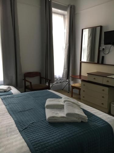 Un pat sau paturi într-o cameră la Avoca Villa Guest House
