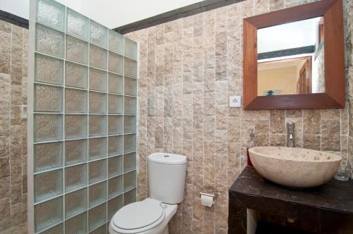 ห้องน้ำของ Lovina Oasis Hotel