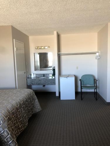 Η κουζίνα ή μικρή κουζίνα στο Arbour Ridge Inn & Suites