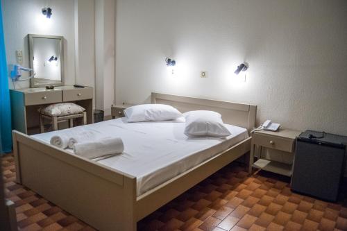 Una cama o camas en una habitación de Argostoli Hotel