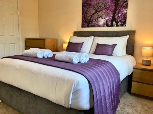 - une chambre avec un grand lit et des serviettes dans l'établissement Liberty Locking Castle, à Weston-super-Mare