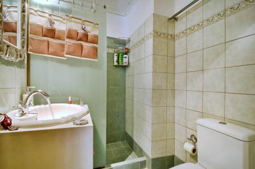 La salle de bains est pourvue d'un lavabo et de toilettes. dans l'établissement San Antonio Old Corfu Town, à Corfou