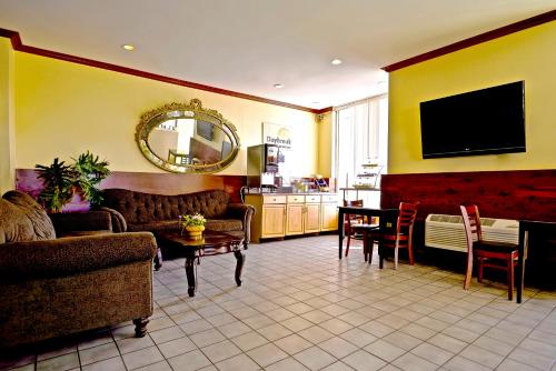 アトランティックシティにあるDays Inn by Wyndham Atlantic City Beachblockのソファとテーブルのあるリビングルーム