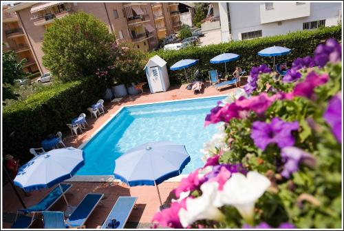 Bazén v ubytování Hotel Leuco' nebo v jeho okolí