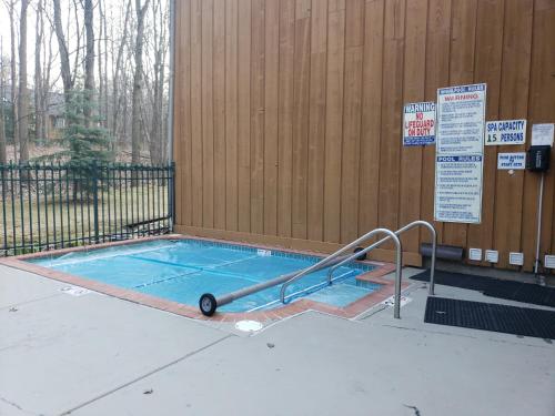 The swimming pool at or close to Rib Mountain Inn