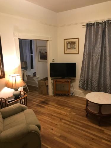 Un televizor și/sau centru de divertisment la Ocean Breeze 3 br Vacation Home