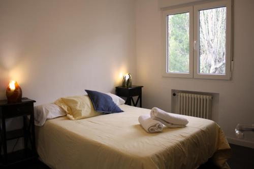ein Schlafzimmer mit einem Bett mit Handtüchern darauf in der Unterkunft Casa Piedra Libre in Manzanares el Real