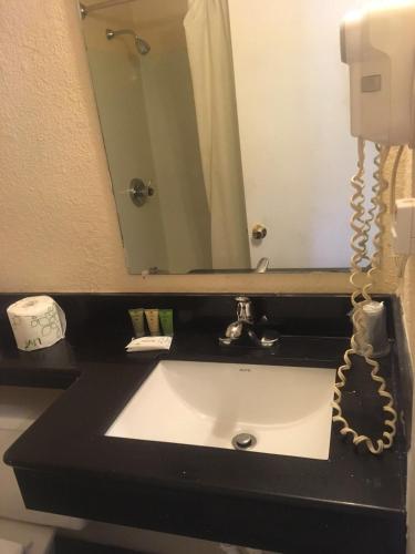 Bilik mandi di Anchorage Inn Rochester