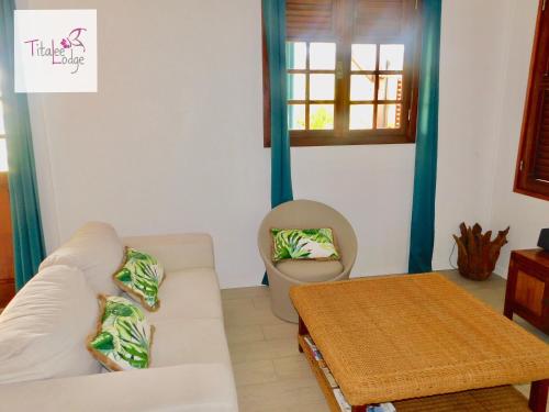 Posezení v ubytování Titalee Lodge 3 Villas autour d'une piscine