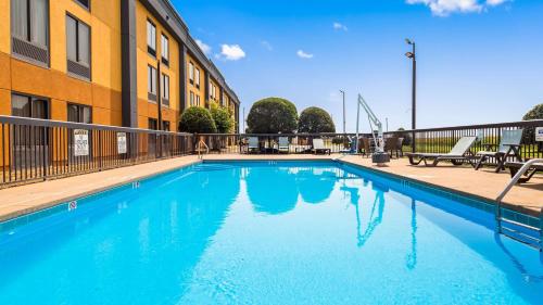 Бассейн в SureStay Hotel by Best Western Robinsonville Tunica или поблизости