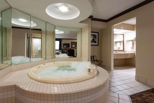 un ampio bagno con vasca idromassaggio e doccia di Quality Inn & Suites Quakertown-Allentown a Quakertown