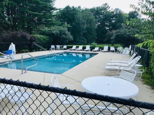 Kolam renang di atau dekat dengan Anchorage Inn Rochester