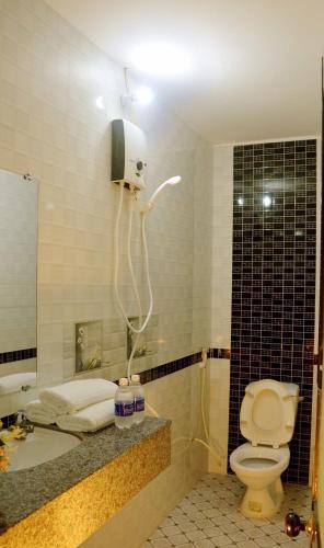 a bathroom with a toilet and a sink and a shower at Vien Duong Hotel in Quy Nhon