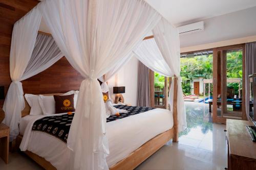 เตียงในห้องที่ Freddies Villas Ubud Bali