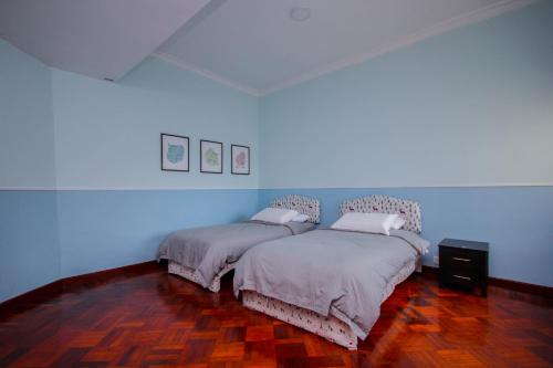 Llit o llits en una habitació de Fun Apartment @ Equatorial Hill Resort