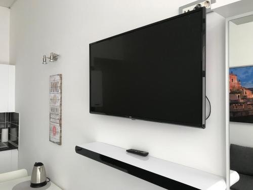 Uma TV ou centro de entretenimento em Viktor