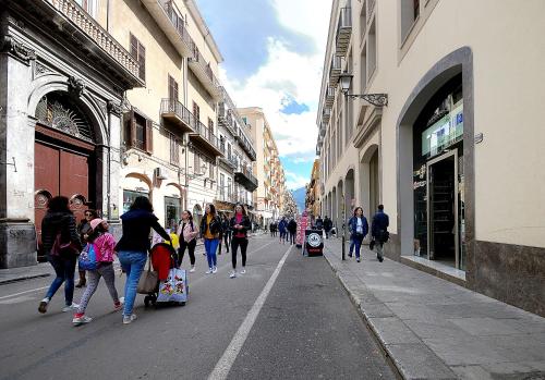 een groep mensen die door een straat lopen bij Maqueda331 in Palermo