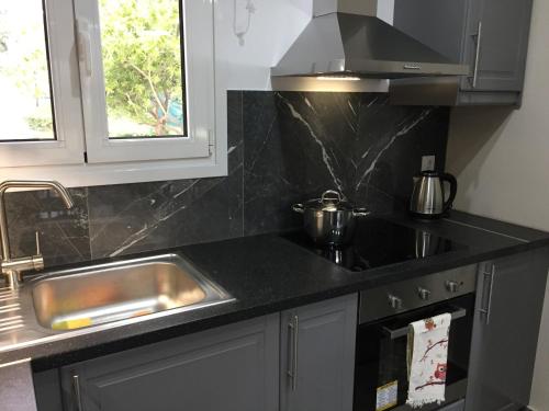 Kuchyň nebo kuchyňský kout v ubytování Alexander Apartments