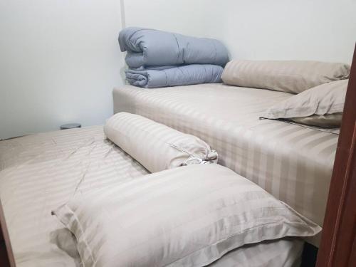 zwei Betten nebeneinander in einem Zimmer in der Unterkunft KVA Syariah 4BR in Bekasi