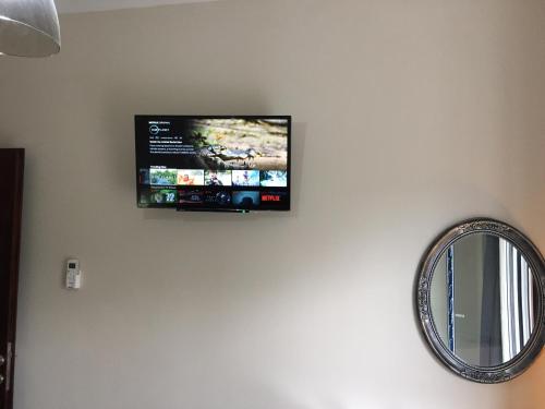 TV a/nebo společenská místnost v ubytování Alexander Apartments