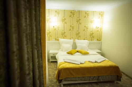 Een bed of bedden in een kamer bij Grand Hotel Minerva Resort & SPA