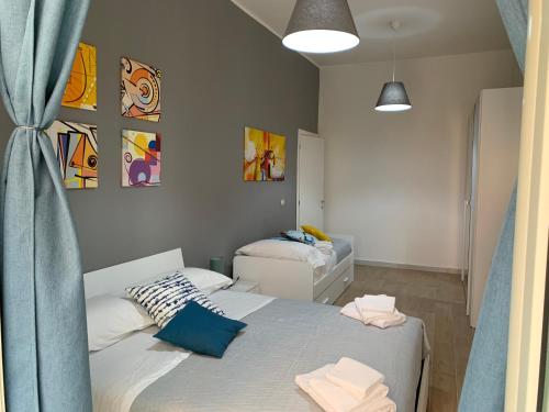 een slaapkamer met 2 bedden en een blauw gordijn bij la terrazza sul porto in Napels