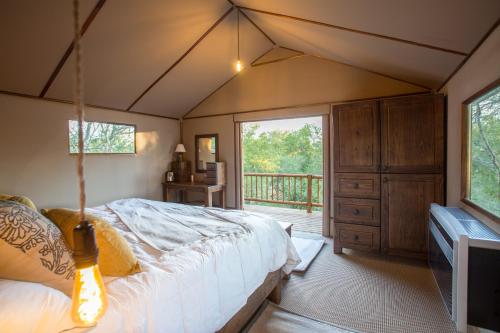 En eller flere senger på et rom på Vuyani Safari Lodge