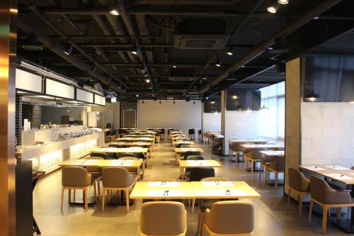 ห้องอาหารหรือที่รับประทานอาหารของ Ramada Encore by Wyndham Busan Haeundae
