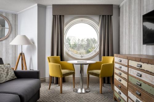 A seating area at Langstone Quays Resort 