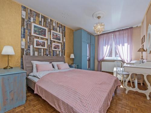 - une chambre avec un lit et un bureau dans l'établissement Apartament Starogdański Nad Motławą, à Gdańsk