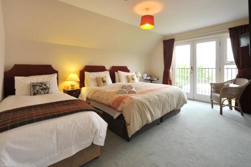 A bed or beds in a room at Dunallan Guest House