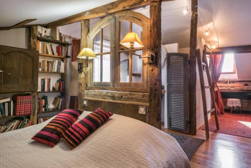 um quarto com uma cama com duas almofadas em Haras Picard du Sant em Lasserre