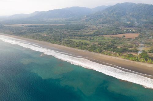 an aerial view of a beach and the ocean at Paradiselodge Jungleguesthouse in Platanillo