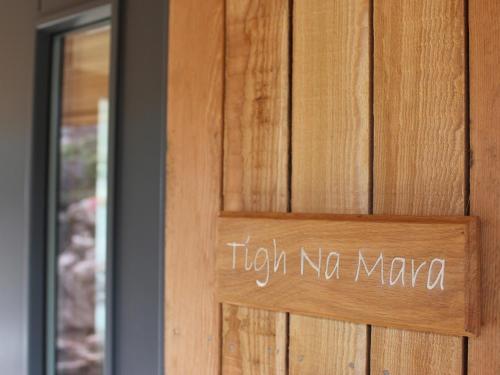 un cartel en una puerta de madera que dice apretado sin movimiento en Tigh na Mara, en Ullapool