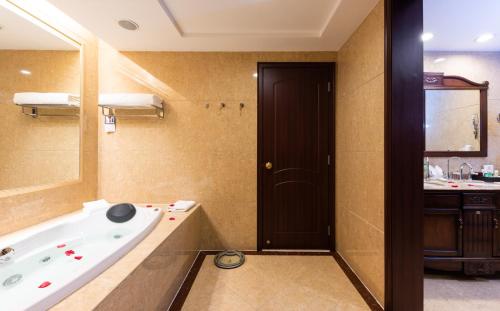 Ένα μπάνιο στο Country Garden Phoenix Hotels Shenyang Yuhong