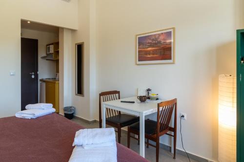 Postel nebo postele na pokoji v ubytování CHROMA Lodge Pikermi