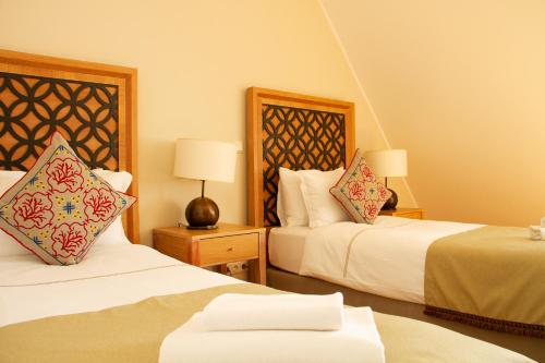a hotel room with two beds and two lamps at Hotel Altes Fährhaus in Berlin