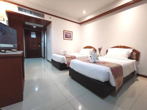 Uma cama ou camas num quarto em Green World Palace Hotel