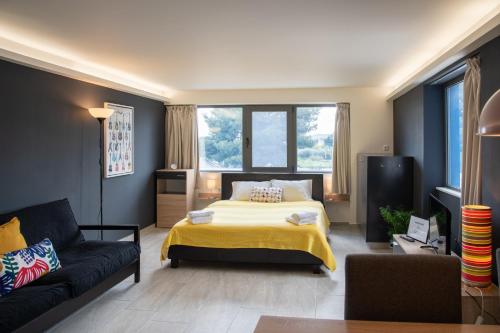 Postel nebo postele na pokoji v ubytování CHROMA Lodge Pikermi
