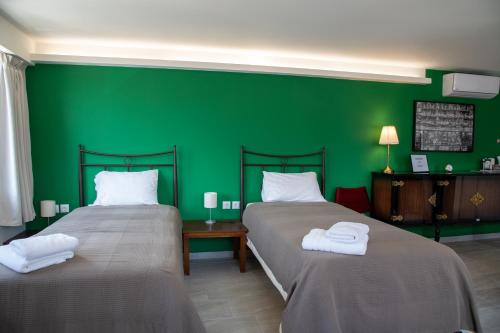 Postel nebo postele na pokoji v ubytování CHROMA Lodge Pikermi