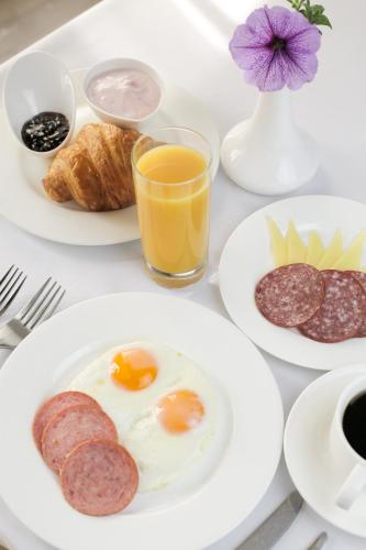 Makanan di atau berdekatan hotel