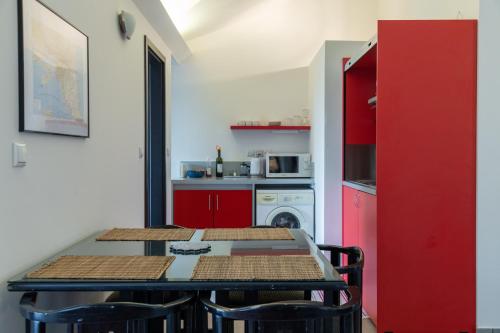 Kuchyň nebo kuchyňský kout v ubytování CHROMA Lodge Pikermi
