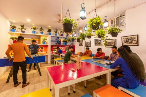 un grupo de personas sentadas en mesas en un restaurante en goSTOPS Jaipur, en Jaipur