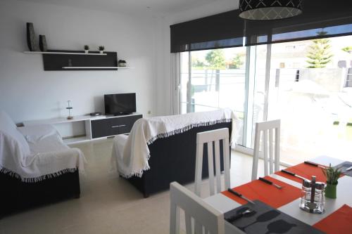 Posteľ alebo postele v izbe v ubytovaní Riumar "Marc", 550m to beach, private pool, On-Site-Service, dog beach