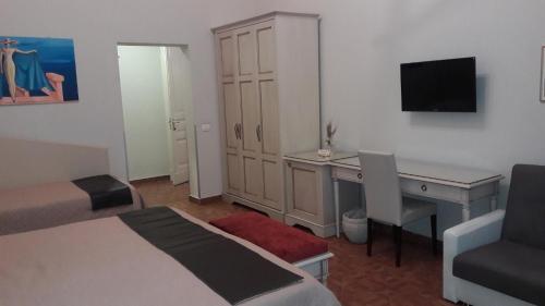 1 dormitorio con 1 cama y escritorio con ordenador en Umberto House Catania, en Catania