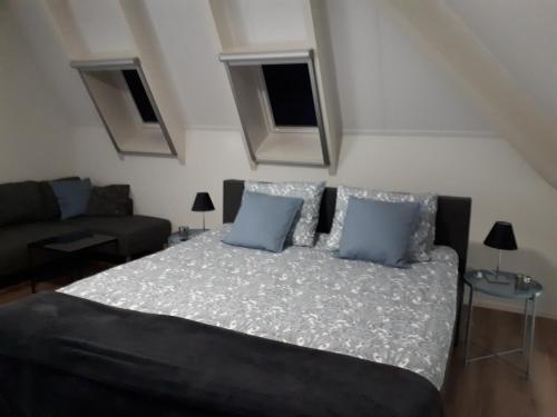 Postel nebo postele na pokoji v ubytování Dinie's Bed en Brood