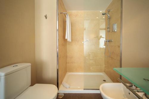 Hotel Salymar في سان فرناندو: حمام مع دش ومرحاض ومغسلة