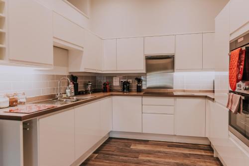 Η κουζίνα ή μικρή κουζίνα στο Cavendish House with Secure, Allocated Parking, 2 mins walk from Windsor Castle