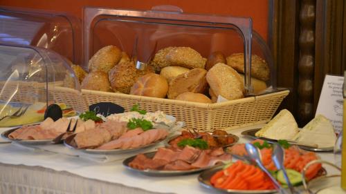 ヴュルツブルクにあるフランツィスカナーのテーブルの上に並ぶビュッフェ