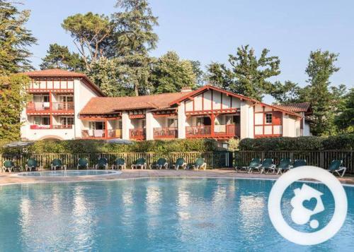 une maison avec une piscine avec un frisbee en face dans l'établissement N101, parc d'arradoy-St J P de Port, à Uhart-Cize